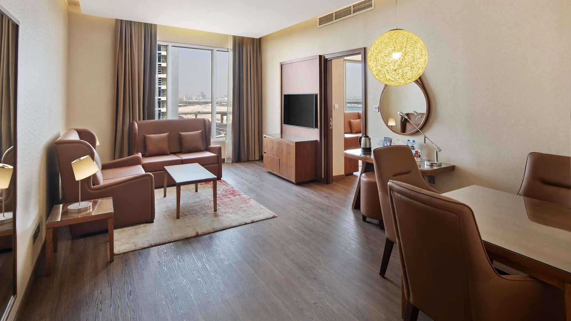 Radisson Blu Hotel, Dubai Canal View فندق