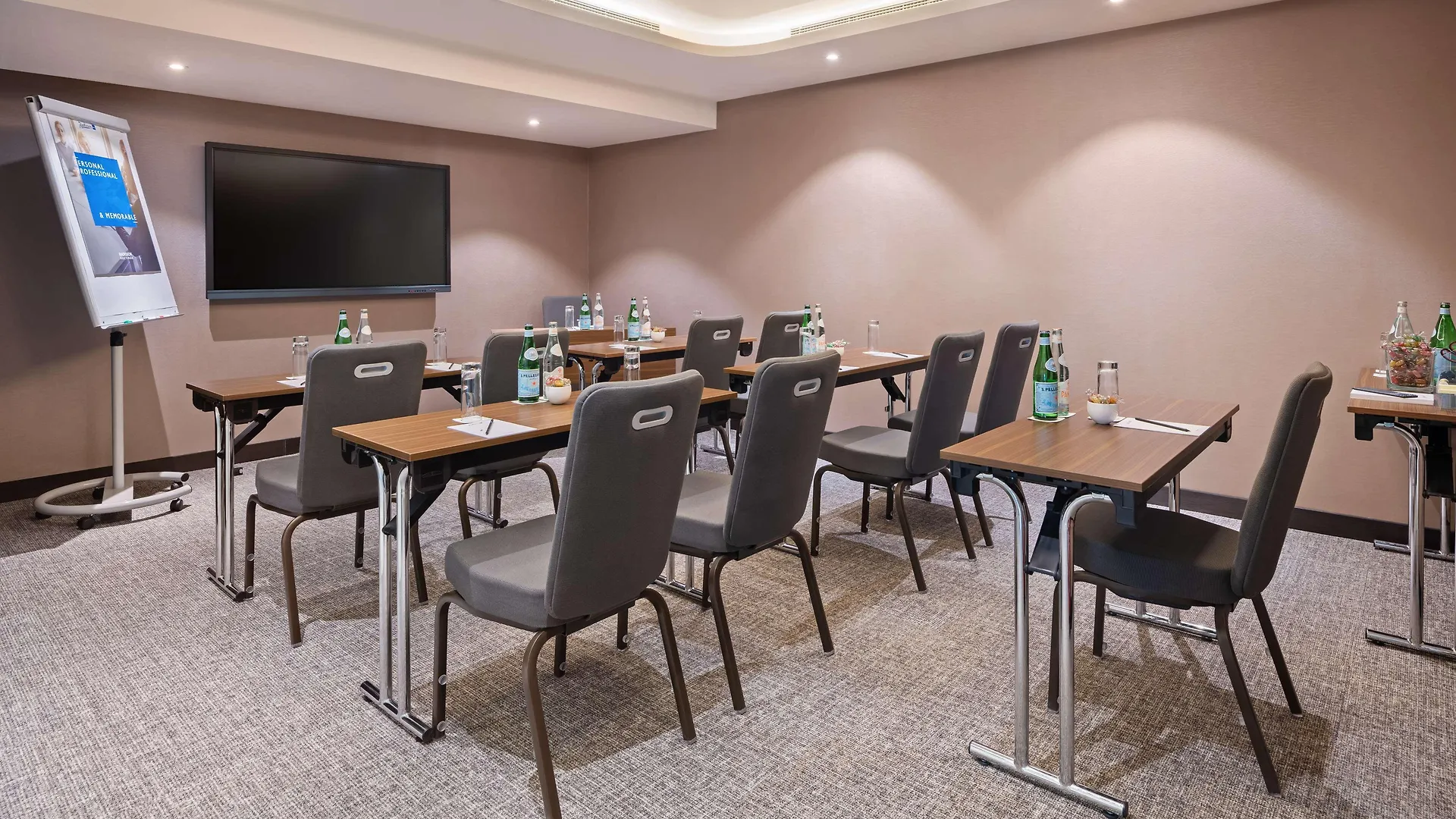 Radisson Blu Hotel, Dubai Canal View מלון