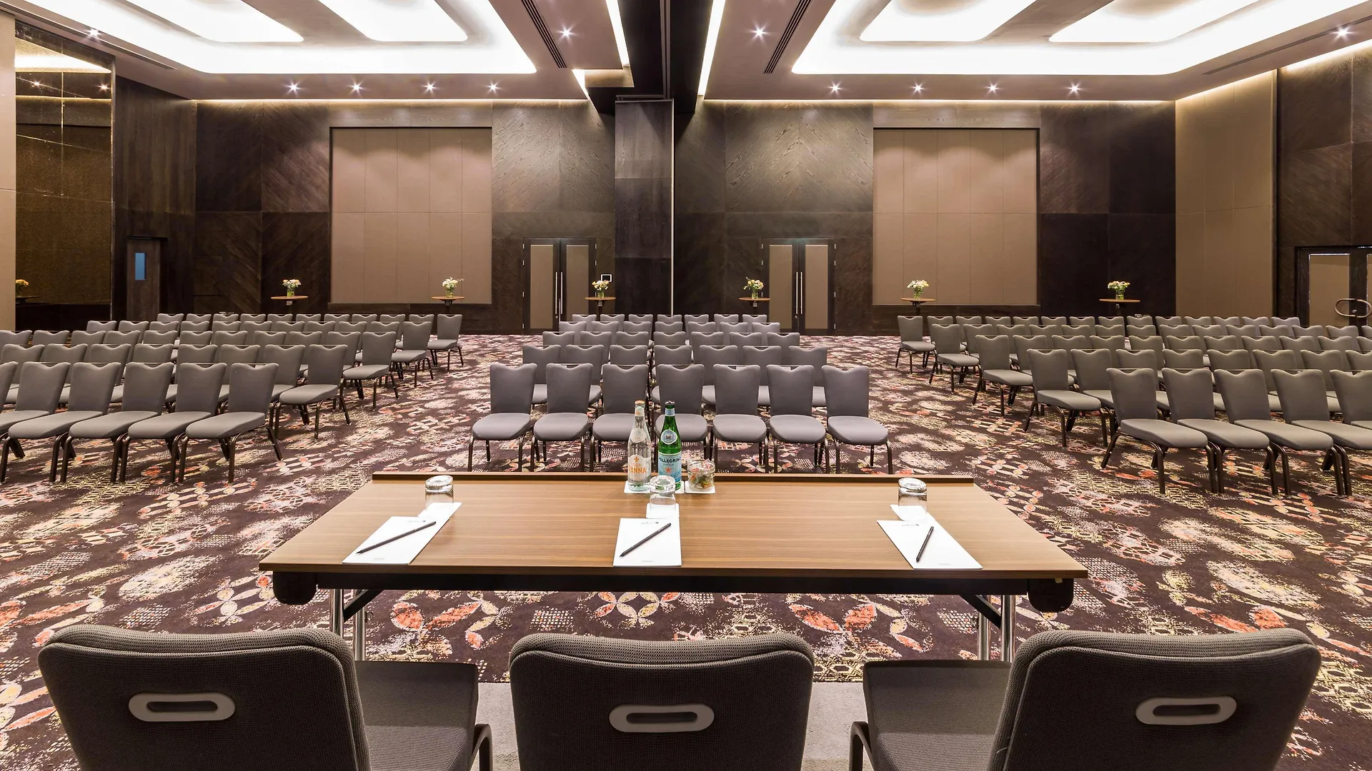 מלון Radisson Blu Hotel, Dubai Canal View