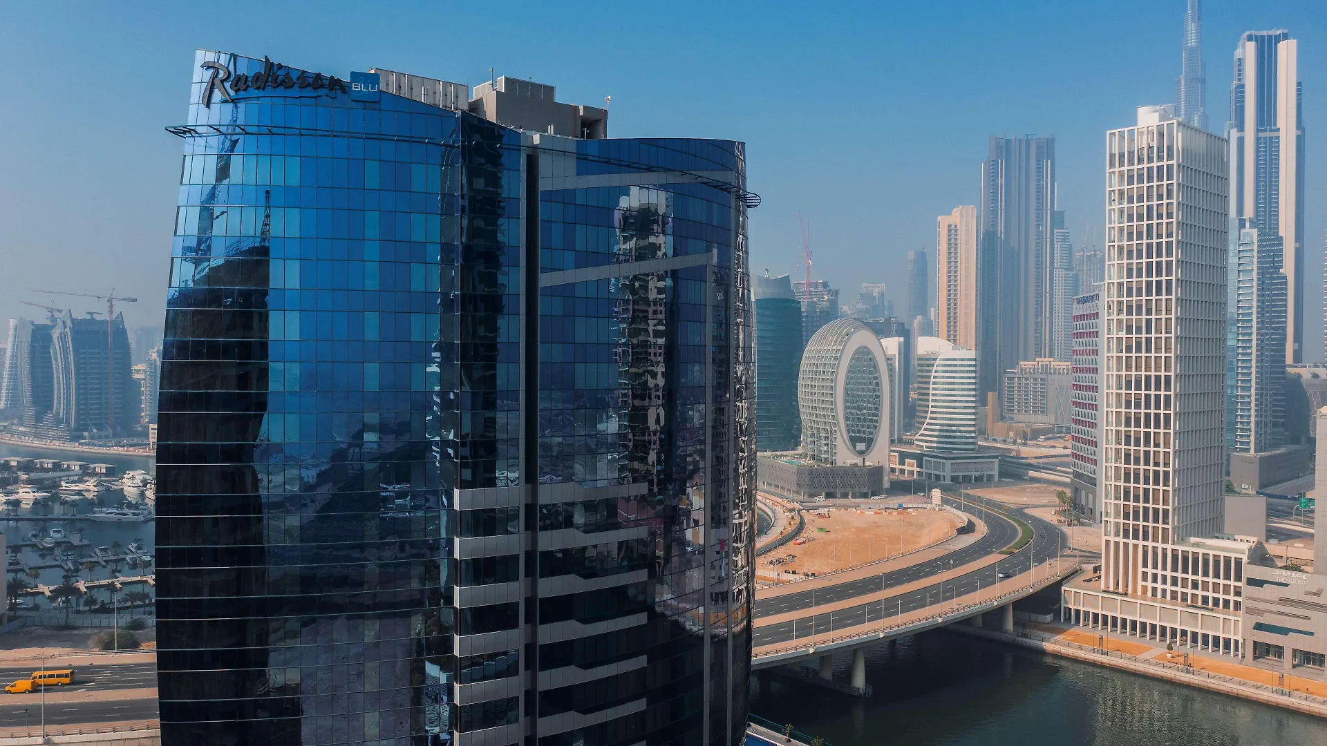 Radisson Blu Hotel, Dubai Canal View