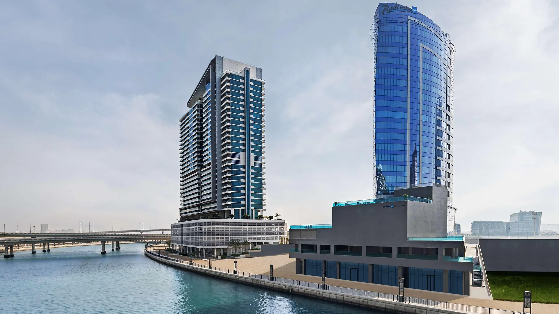 Radisson Blu Hotel, Dubai Canal View Отель