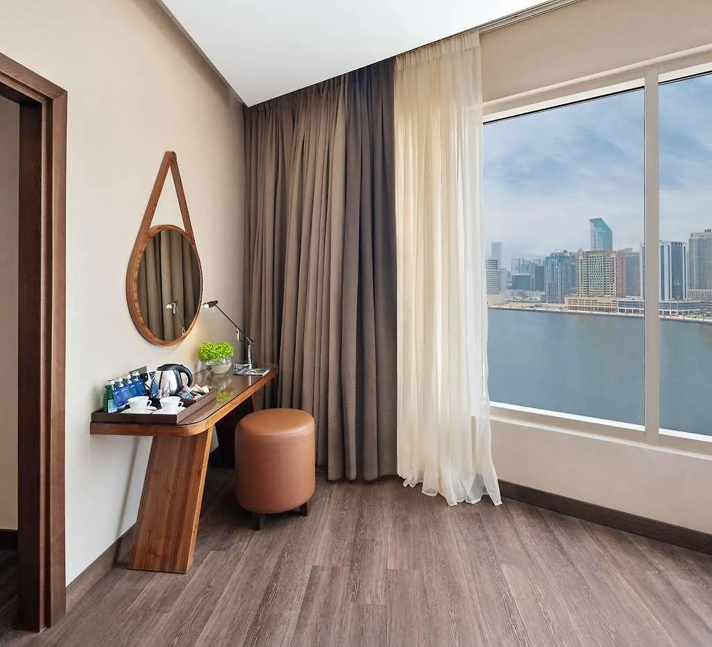 Radisson Blu Hotel, Dubai Canal View Отель